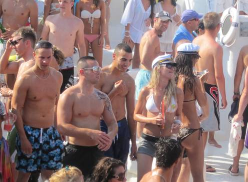 Vruće mornarke su očarale dečke.