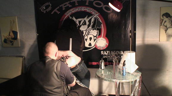 Neki su se prepustili majstorskim rukama i napravili si tetovažu!