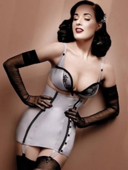 Dita Von Teese je poznata po pin-up kombinacijama