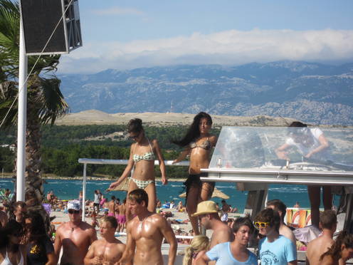 Vjetar u kosi plesačica iz Aquariusa.