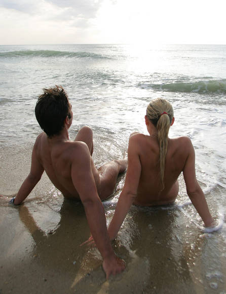 Nudisti su uvjereni da je kupaći kostim samo dio malograđanskog društva. (jlp)